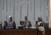 Kepala Dinkes Padang dr. Srikurnia saat rapat evaluasi Perencanaan Perbaikan Strategis (PPS) Puskesmas di Aula Dinas Kesehatan, Kamis (8/5/2024). (Foto: Diskominfo Padang)