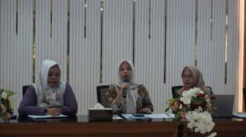 Kepala Dinkes Padang dr. Srikurnia saat rapat evaluasi Perencanaan Perbaikan Strategis (PPS) Puskesmas di Aula Dinas Kesehatan, Kamis (8/5/2024). (Foto: Diskominfo Padang)