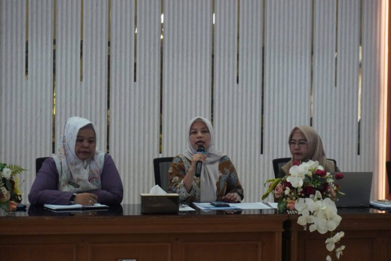 Kepala Dinkes Padang dr. Srikurnia saat rapat evaluasi Perencanaan Perbaikan Strategis (PPS) Puskesmas di Aula Dinas Kesehatan, Kamis (8/5/2024). (Foto: Diskominfo Padang)