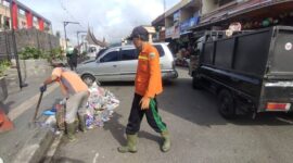 Petugas kebersihan Padang Panjang mengikuti ujian CASN PPPK, warga diminta agar menunda buang sampah demi kelancaran pelayanan. (Foto: Kominfo Padang Panjang)