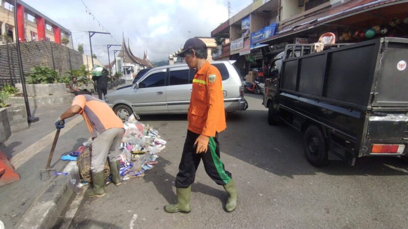 Petugas kebersihan Padang Panjang mengikuti ujian CASN PPPK, warga diminta agar menunda buang sampah demi kelancaran pelayanan. (Foto: Kominfo Padang Panjang)