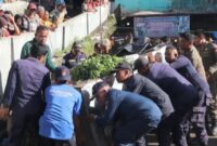 Satpol PP Padang menertibkan PKL yang berjualan di area parkir Pasar Bandar Buat, Selasa (7/5/2025) pagi. (Foto: Humas Satpol PP Padang)