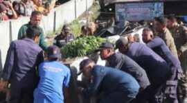 Satpol PP Padang menertibkan PKL yang berjualan di area parkir Pasar Bandar Buat, Selasa (7/5/2025) pagi. (Foto: Humas Satpol PP Padang)
