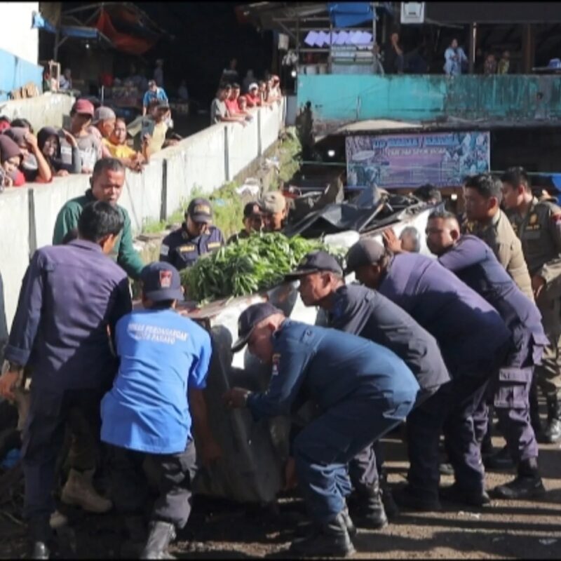 Satpol PP Padang menertibkan PKL yang berjualan di area parkir Pasar Bandar Buat, Selasa (7/5/2025) pagi. (Foto: Humas Satpol PP Padang)