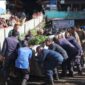 Satpol PP Padang menertibkan PKL yang berjualan di area parkir Pasar Bandar Buat, Selasa (7/5/2025) pagi. (Foto: Humas Satpol PP Padang)