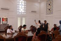 Peserta IMLF 2025 menelusuri jejak sejarah Kota Padang melalui kunjungan ke Museum dan Galeri Arsip Statis pada Sabtu (10/5/2025). (Foto: Diskominfo Padang)
