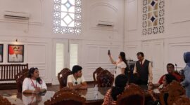 Peserta IMLF 2025 menelusuri jejak sejarah Kota Padang melalui kunjungan ke Museum dan Galeri Arsip Statis pada Sabtu (10/5/2025). (Foto: Diskominfo Padang)