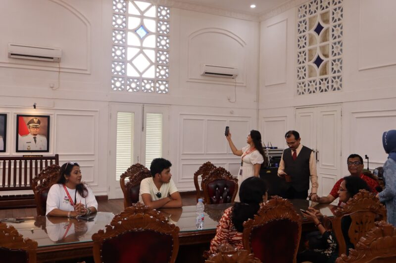 Peserta IMLF 2025 menelusuri jejak sejarah Kota Padang melalui kunjungan ke Museum dan Galeri Arsip Statis pada Sabtu (10/5/2025). (Foto: Diskominfo Padang)