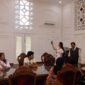 Peserta IMLF 2025 menelusuri jejak sejarah Kota Padang melalui kunjungan ke Museum dan Galeri Arsip Statis pada Sabtu (10/5/2025). (Foto: Diskominfo Padang)