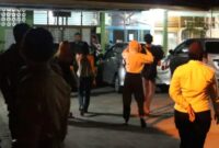 Sejumlah remaja digiring ke Mako Satpol PP Padang untuk pendataan dan pemeriksaan lebih lanjut. (Foto: Humas Satpol PP Padang)