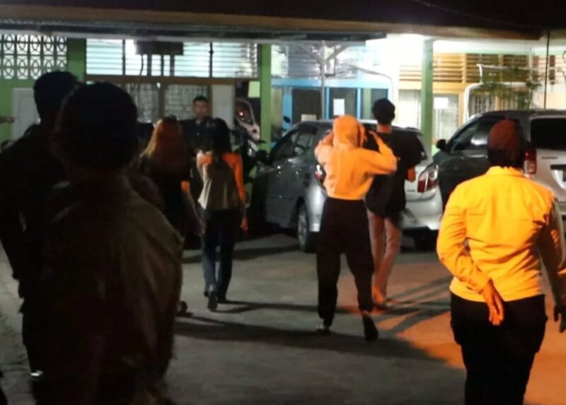 Sejumlah remaja digiring ke Mako Satpol PP Padang untuk pendataan dan pemeriksaan lebih lanjut. (Foto: Humas Satpol PP Padang)