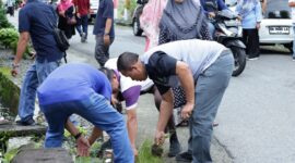 Wali Kota Pariaman Yota Balad dan ASN gotong royong di Desa Marabau, Jumat (16/5/2025). (Foto: Kominfo Kota Pariaman)