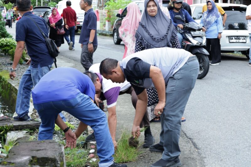 Wali Kota Pariaman Yota Balad dan ASN gotong royong di Desa Marabau, Jumat (16/5/2025). (Foto: Kominfo Kota Pariaman)
