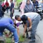 Wali Kota Pariaman Yota Balad dan ASN gotong royong di Desa Marabau, Jumat (16/5/2025). (Foto: Kominfo Kota Pariaman)
