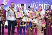 Putra Muhamad Furqan First dan Putri Nadya Mahfauzan dinobatkan sebagai Duta Genre Pariaman 2025. (Foto: Kominfo Kota Pariaman)