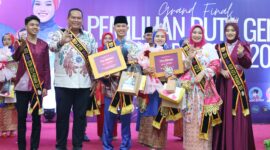 Putra Muhamad Furqan First dan Putri Nadya Mahfauzan dinobatkan sebagai Duta Genre Pariaman 2025. (Foto: Kominfo Kota Pariaman)