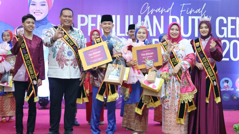 Putra Muhamad Furqan First dan Putri Nadya Mahfauzan dinobatkan sebagai Duta Genre Pariaman 2025. (Foto: Kominfo Kota Pariaman)