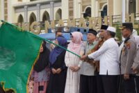 Wakil Wali Kota Allex Saputra melepas calon jemaah haji Padang Panjang di Masjid Agung Manarul Ilmi Islamic Centre, Kamis (15/5/2025). (Foto: Kominfo Padang Panjang)