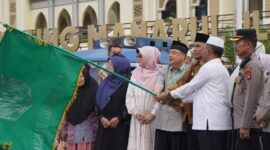 Wakil Wali Kota Allex Saputra melepas calon jemaah haji Padang Panjang di Masjid Agung Manarul Ilmi Islamic Centre, Kamis (15/5/2025). (Foto: Kominfo Padang Panjang)