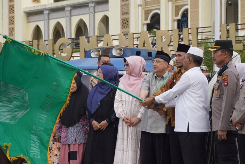 Wakil Wali Kota Allex Saputra melepas calon jemaah haji Padang Panjang di Masjid Agung Manarul Ilmi Islamic Centre, Kamis (15/5/2025). (Foto: Kominfo Padang Panjang)