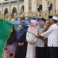 Wakil Wali Kota Allex Saputra melepas calon jemaah haji Padang Panjang di Masjid Agung Manarul Ilmi Islamic Centre, Kamis (15/5/2025). (Foto: Kominfo Padang Panjang)