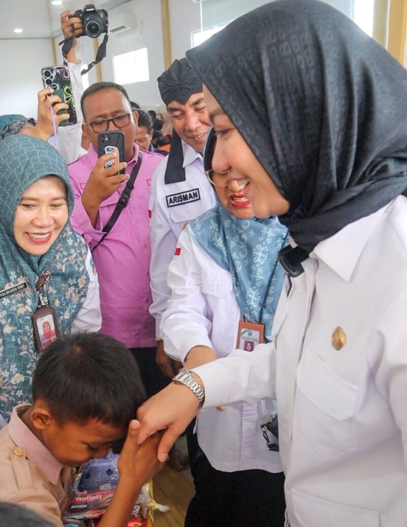 Pemerintah Kabupaten Dharmasraya meluncurkan program pemasangan perangkat internet satelit Starlink di 17 sekolah. (Foto: Pemkab Dharmasraya)