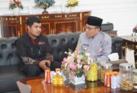 Wakil Wali Kota Padang, Maigus Nasir saat menerima audiensi Komunitas Koi Sumatera Barat, Jumat (16/5/2025). (Foto: Diskominfo Padang)
