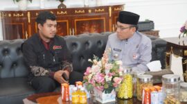 Wakil Wali Kota Padang, Maigus Nasir saat menerima audiensi Komunitas Koi Sumatera Barat, Jumat (16/5/2025). (Foto: Diskominfo Padang)