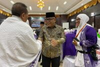 Bupati Pasbar Yulianto menghadiri pelepasan keberangkatan 245 jemaah calon haji Pasbar di Embarkasi Padang, Jumat malam (16/5/2025). (Foto: Diskominfo Pasbar)