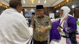 Bupati Pasbar Yulianto menghadiri pelepasan keberangkatan 245 jemaah calon haji Pasbar di Embarkasi Padang, Jumat malam (16/5/2025). (Foto: Diskominfo Pasbar)