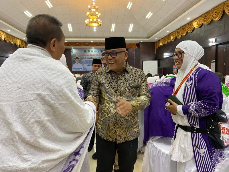 Bupati Pasbar Yulianto menghadiri pelepasan keberangkatan 245 jemaah calon haji Pasbar di Embarkasi Padang, Jumat malam (16/5/2025). (Foto: Diskominfo Pasbar)