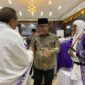 Bupati Pasbar Yulianto menghadiri pelepasan keberangkatan 245 jemaah calon haji Pasbar di Embarkasi Padang, Jumat malam (16/5/2025). (Foto: Diskominfo Pasbar)
