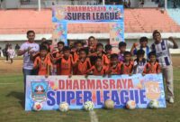 Plt Kadispora Lasmita mewakili Bupati Dharmasraya membuka Dharmasraya Super Liga 2025  di GOR Sport Center Koto Padang, Sabtu (17/5/2025). (Foto: Pemkab Dharmasraya)