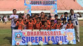 Plt Kadispora Lasmita mewakili Bupati Dharmasraya membuka Dharmasraya Super Liga 2025  di GOR Sport Center Koto Padang, Sabtu (17/5/2025). (Foto: Pemkab Dharmasraya)