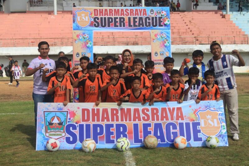 Plt Kadispora Lasmita mewakili Bupati Dharmasraya membuka Dharmasraya Super Liga 2025  di GOR Sport Center Koto Padang, Sabtu (17/5/2025). (Foto: Pemkab Dharmasraya)