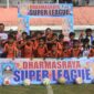 Plt Kadispora Lasmita mewakili Bupati Dharmasraya membuka Dharmasraya Super Liga 2025  di GOR Sport Center Koto Padang, Sabtu (17/5/2025). (Foto: Pemkab Dharmasraya)
