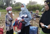 Petugas kesehatan membagikan masker kepada warga sekitar. (Foto: Diskominfo Padang)