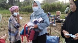 Petugas kesehatan membagikan masker kepada warga sekitar. (Foto: Diskominfo Padang)