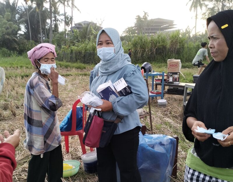 Petugas kesehatan membagikan masker kepada warga sekitar. (Foto: Diskominfo Padang)
