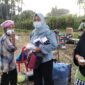 Petugas kesehatan membagikan masker kepada warga sekitar. (Foto: Diskominfo Padang)