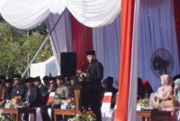 Wali Kota Padang Fadly Amran membacakan sambutan Menteri Komunikasi dan Digital RI saat upacara peringatan Harkitnas ke-117 di Lapangan Balai Kota, Aie Pacah, Selasa (20/5/2025). (Foto: Diskominfo Padang)