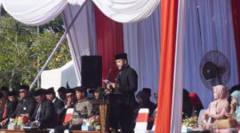 Wali Kota Padang Fadly Amran membacakan sambutan Menteri Komunikasi dan Digital RI saat upacara peringatan Harkitnas ke-117 di Lapangan Balai Kota, Aie Pacah, Selasa (20/5/2025). (Foto: Diskominfo Padang)