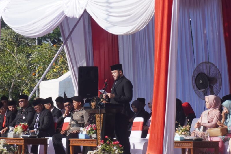 Wali Kota Padang Fadly Amran membacakan sambutan Menteri Komunikasi dan Digital RI saat upacara peringatan Harkitnas ke-117 di Lapangan Balai Kota, Aie Pacah, Selasa (20/5/2025). (Foto: Diskominfo Padang)