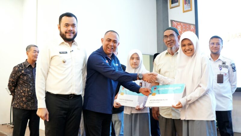 Keyzia Ariyola Putri, siswi SMAN 8 Padang, penerima beasiswa penuh ke Sampoerna University melalui Progul Padang Juara. (Foto: Diskominfo Padang)