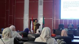 Wakil Wali Kota Padang Maigus Nasir memimpin Rapat Koordinasi Pengurangan Sampah bersama pengurus Bank Sampah dan LPS se-Kota Padang di Ruang Bagindo Aziz Chand, Balai Kota Padang, Aie Pacah, Senin (19/5/2025). (Foto: Diskominfo Padang)