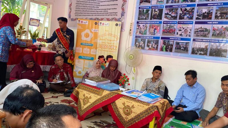 Tim Penilai Kampung KB Tingkat Sumbar melakukan kunjungan lapangan ke Kampung KB Gambia Sahati untuk melakukan penilaian langsung, Kamis (22/5/2025). (Foto: Diskominfo Padang)