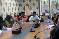 Kabid Ideologi Wawasan Kebangsaan Kesbangpol, Elfian Putra Ifadi memimpin rapat tahapan seleksi penerima Pin Emas 2025, Jumat (23/5/2025). (Foto: Diskominfo Padang)