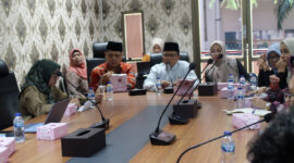 Kabid Ideologi Wawasan Kebangsaan Kesbangpol, Elfian Putra Ifadi memimpin rapat tahapan seleksi penerima Pin Emas 2025, Jumat (23/5/2025). (Foto: Diskominfo Padang)