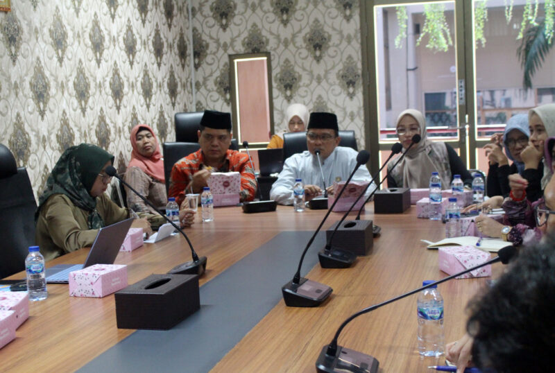 Kabid Ideologi Wawasan Kebangsaan Kesbangpol, Elfian Putra Ifadi memimpin rapat tahapan seleksi penerima Pin Emas 2025, Jumat (23/5/2025). (Foto: Diskominfo Padang)