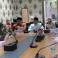 Kabid Ideologi Wawasan Kebangsaan Kesbangpol, Elfian Putra Ifadi memimpin rapat tahapan seleksi penerima Pin Emas 2025, Jumat (23/5/2025). (Foto: Diskominfo Padang)